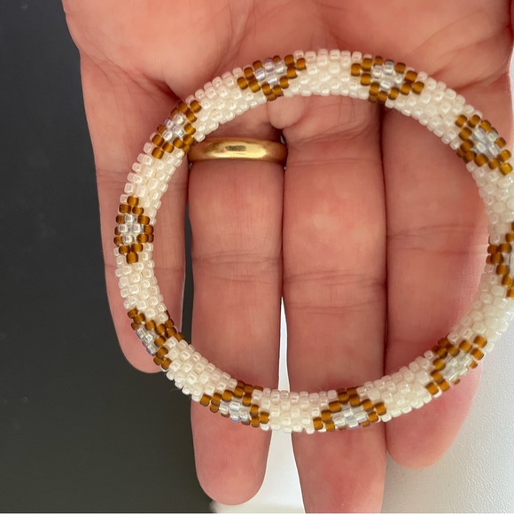 Hand beaded bracelets, made with glass beads - Picture 8 of 14